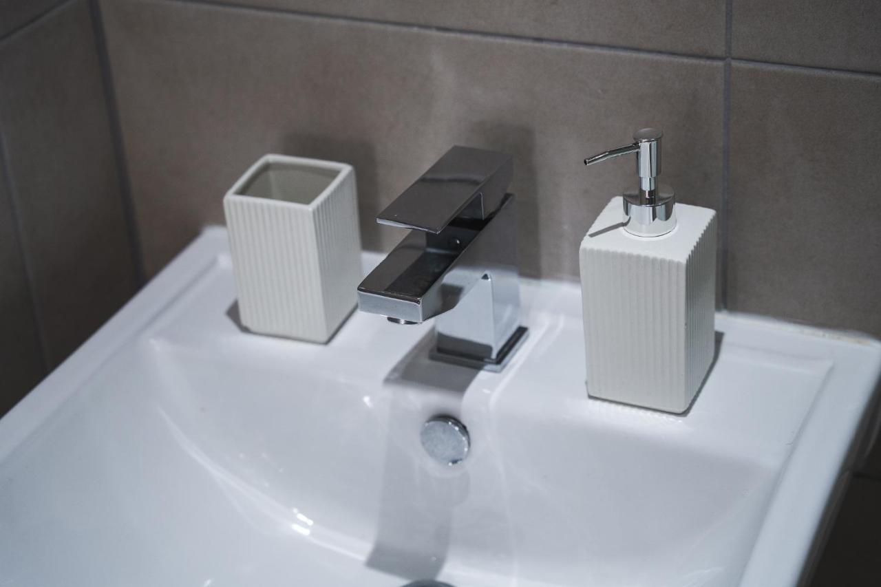 Central Studio - New - Free Wi-Fi - City Centre Sheffield Bagian luar foto